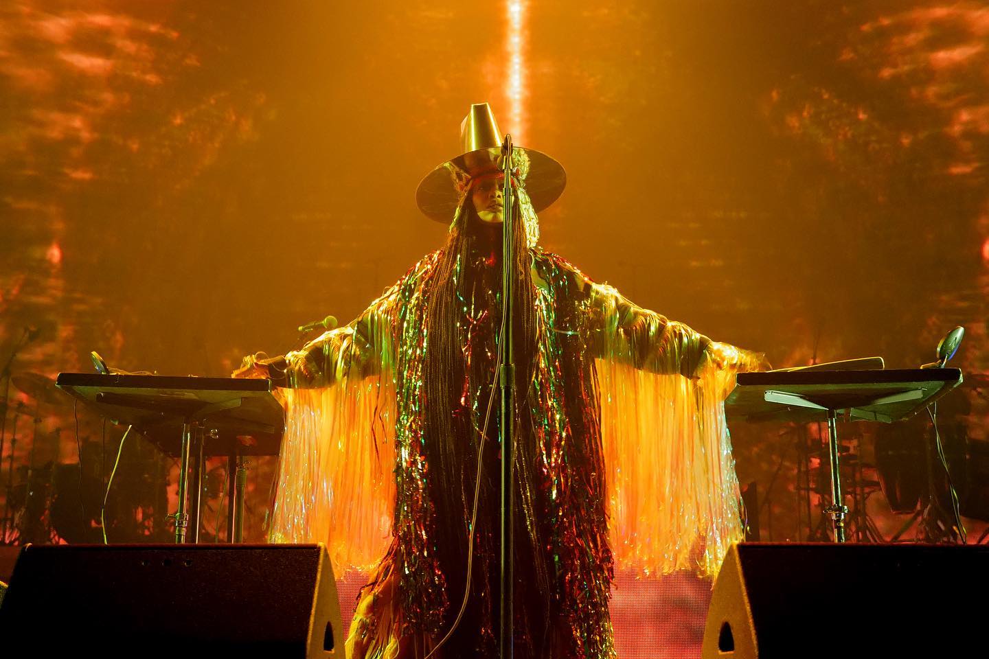 ERYKAH BADU — CONCERT VISUALS